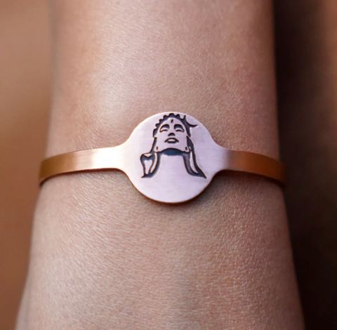  Vòng tay đồng với Adiyogi, mang lại sự trẻ trung. 