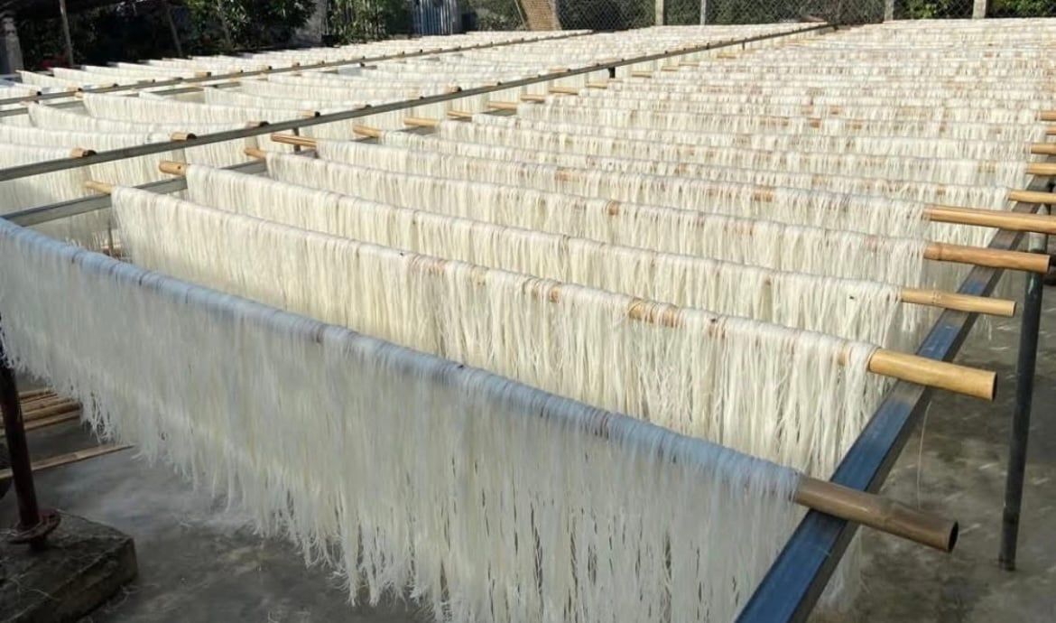  Bún gạo khô thái bình , chỉ làm từ bột gạo , không thêm chất gì . 