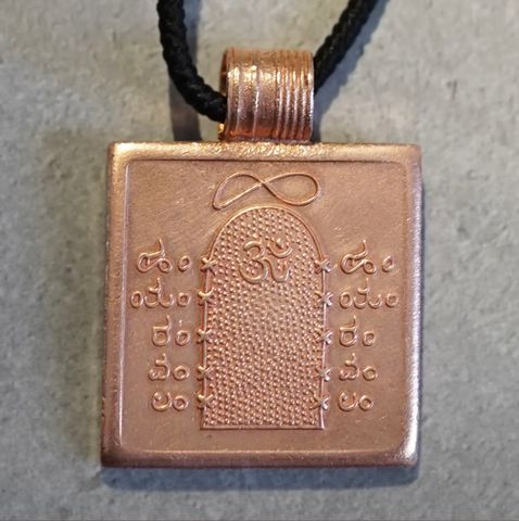  Mặt dây chuyền đồng Dhyanalinga đựơc thánh hiến. 