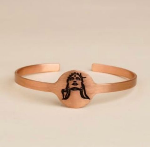  Vòng tay đồng với Adiyogi, mang lại sự trẻ trung. 