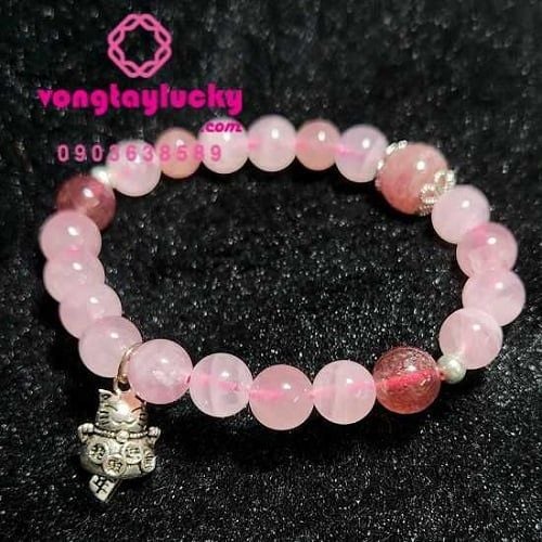 Vòng tay thạch anh hồng và dâu thiên nhiên mix charm Mèo thần tài bạc Thái