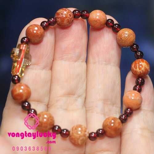chuỗi mân côi san hô đỏ hóa thạch là đá tự nhiên 8li xen đá garnet và thánh giá pha lê Áo