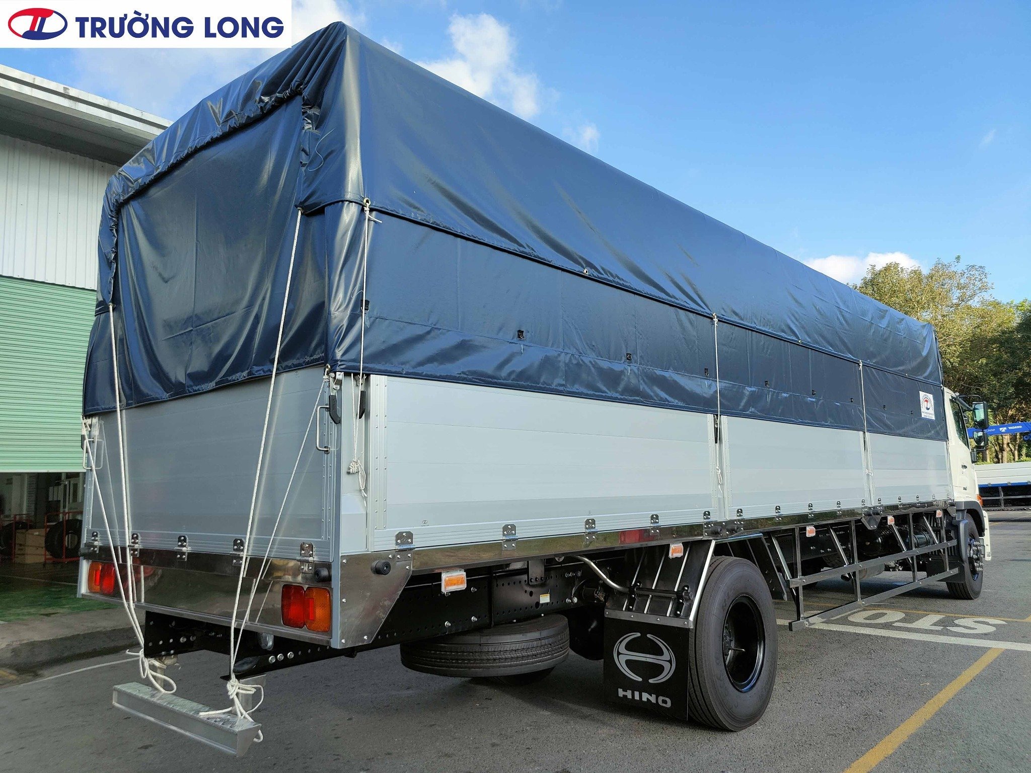 Xe Tải Hino 8 Tấn Thùng Mui Bạt Dài 8M6