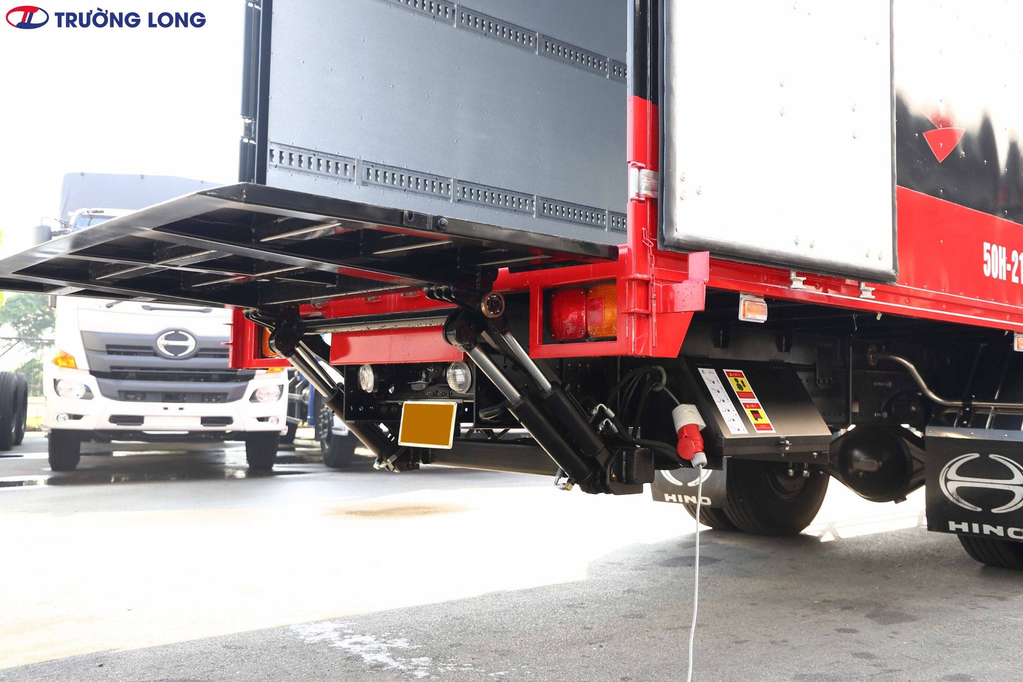 Xe Tải Hino 8 Tấn Thùng Kín 10M Lắp Bàn Nâng