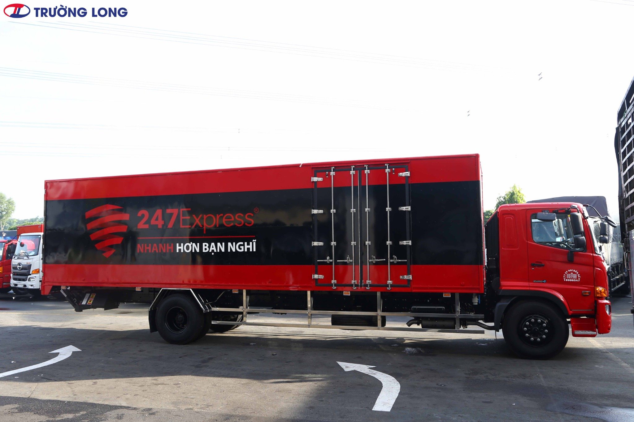 Xe Tải Hino 8 Tấn Thùng Kín 10M Lắp Bàn Nâng