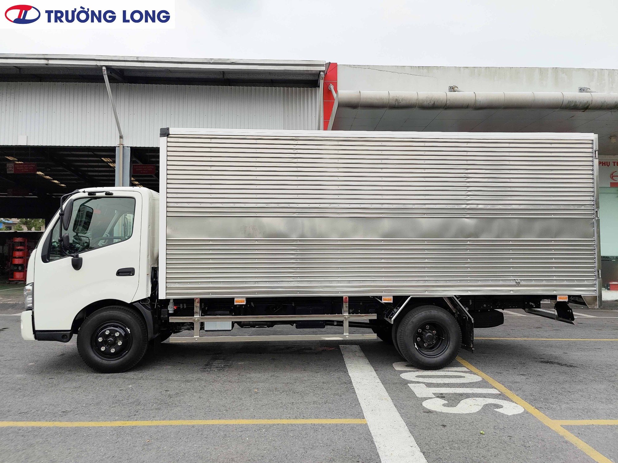 Xe Tải Hino 3.5 Tấn Thùng Kín Inox