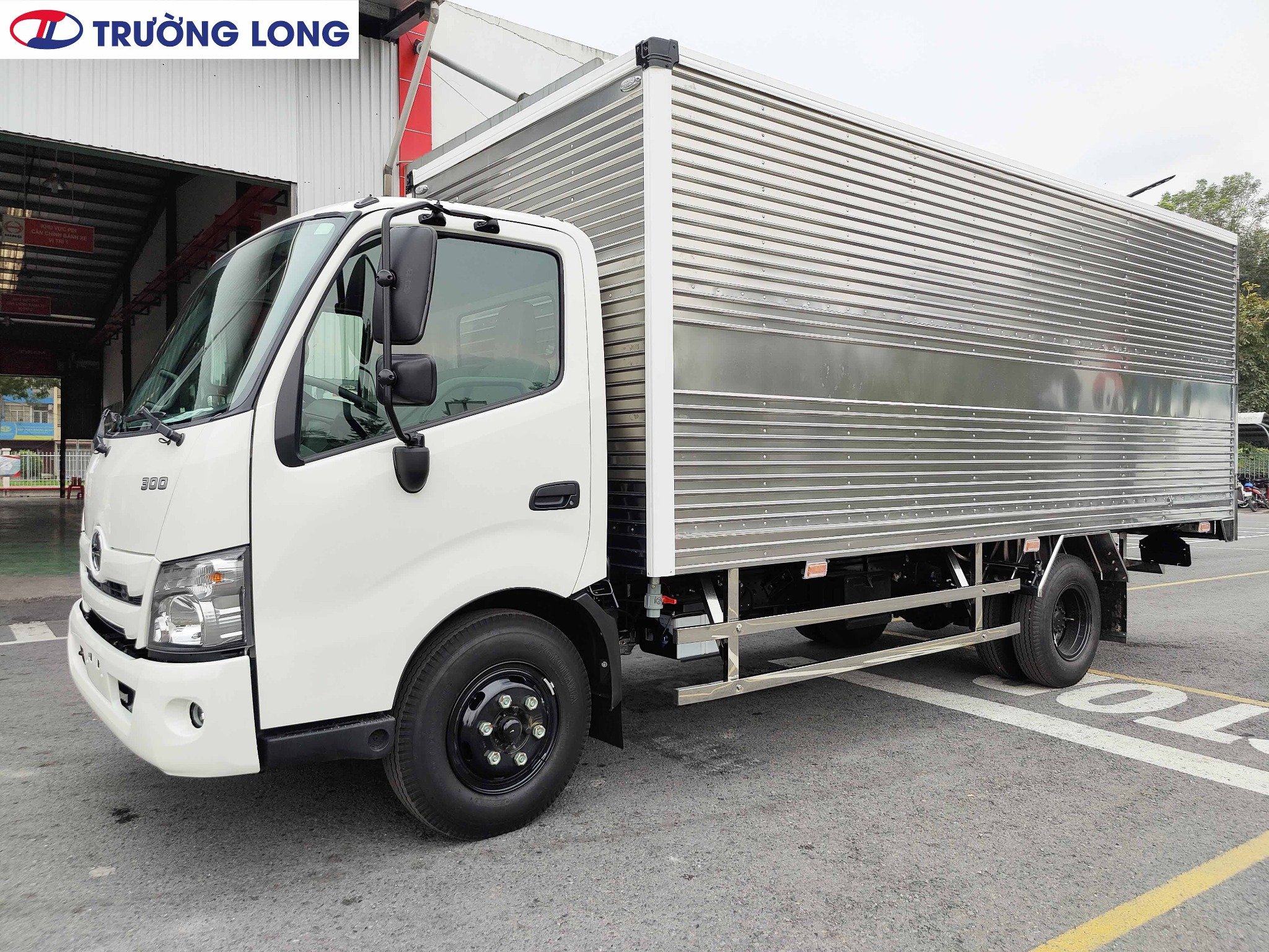 Xe Tải Hino 3.5 Tấn Thùng Kín Inox