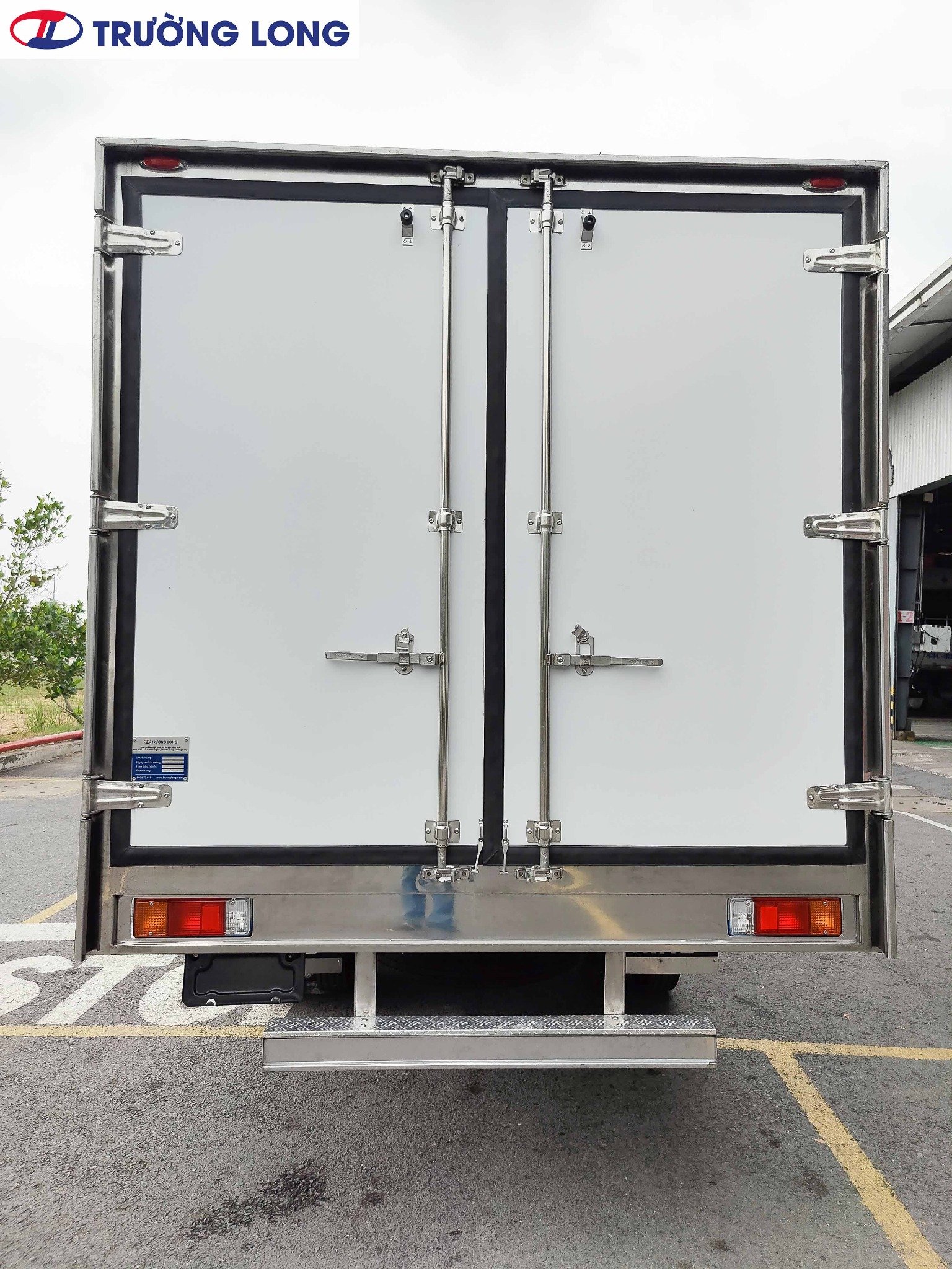 Xe Tải Hino 3.5 Tấn Thùng Kín Inox