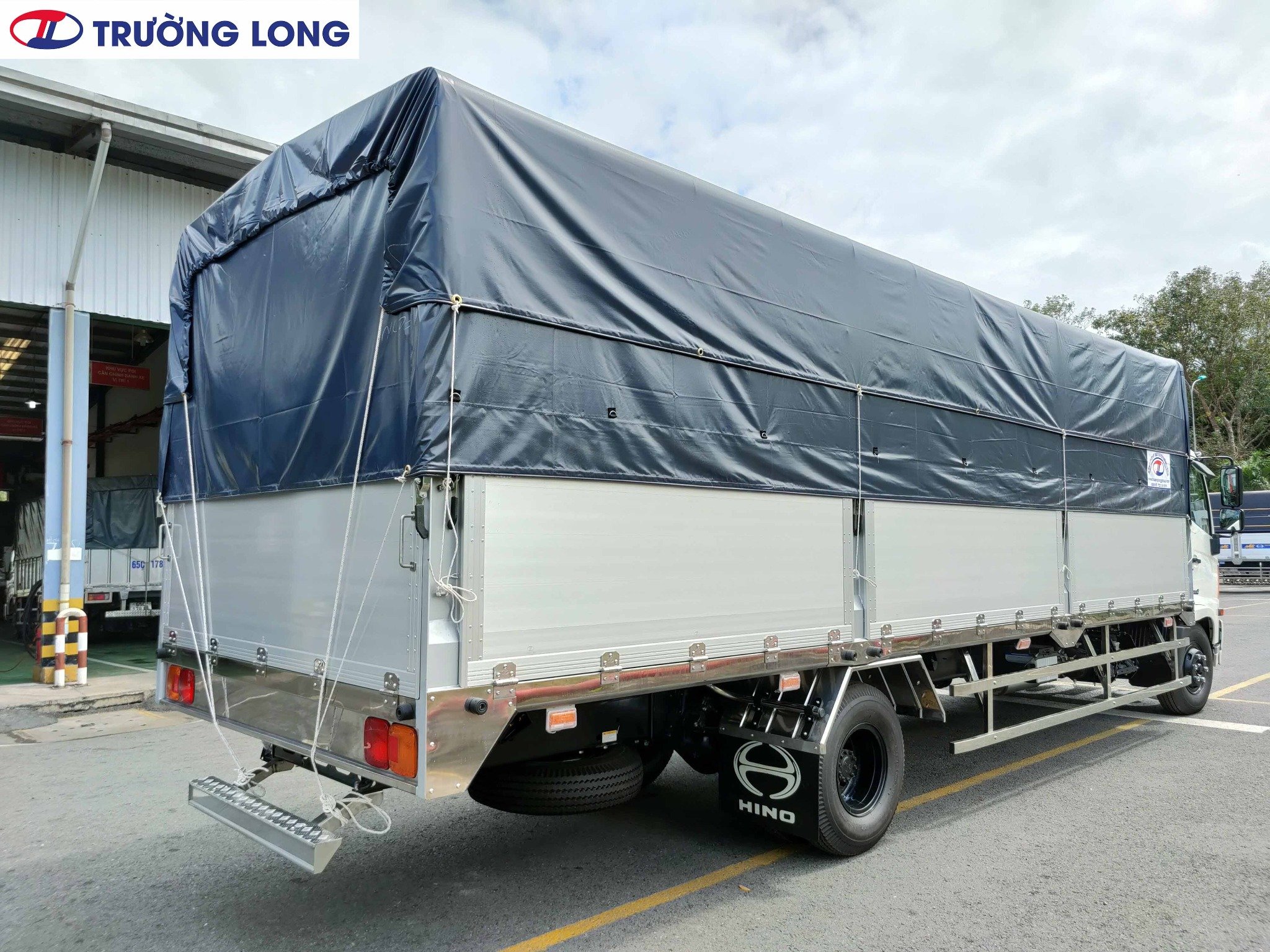 Xe Tải Hino 6 Tấn Thùng Mui Bạt Dài 7m2