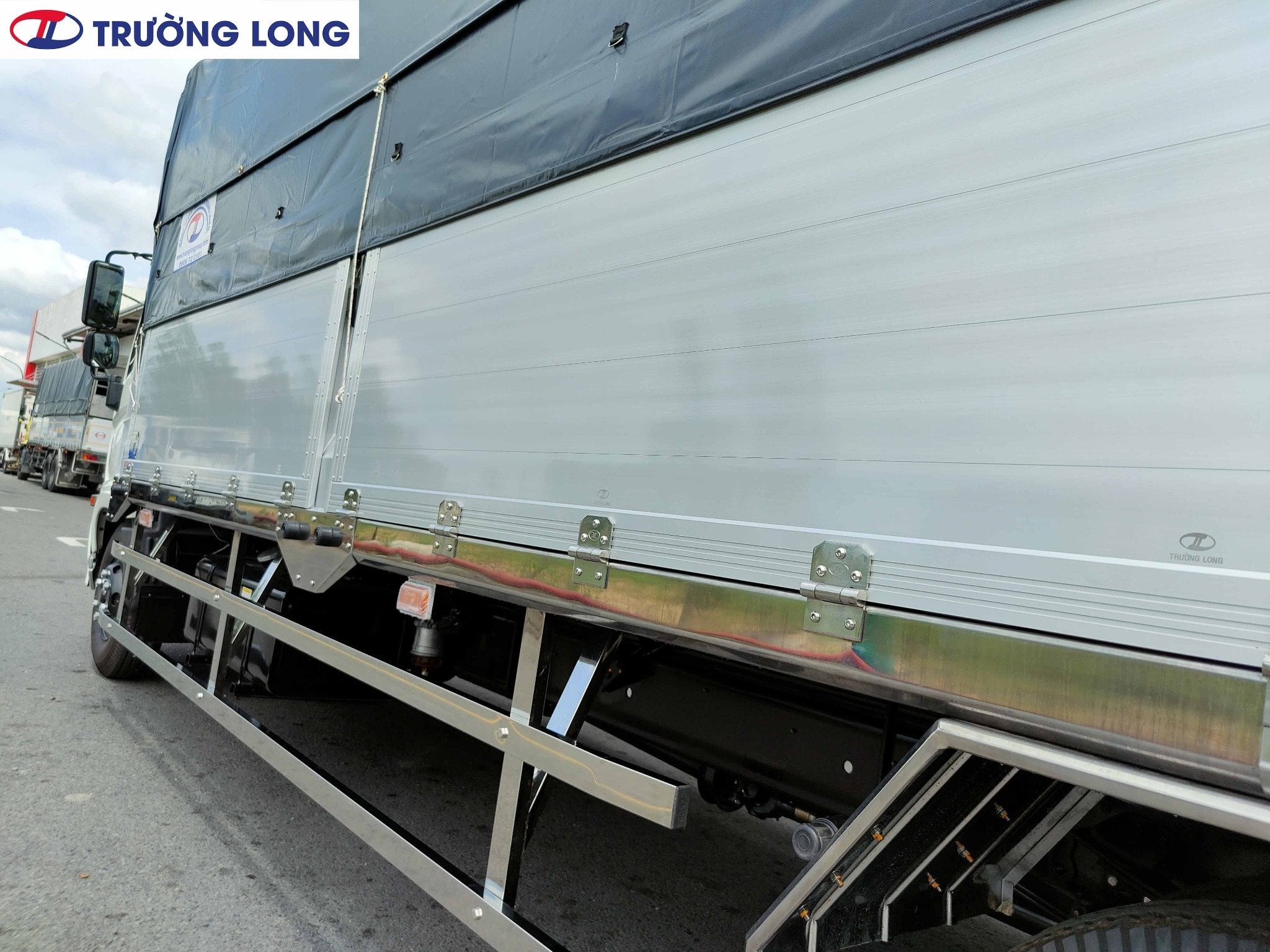Xe Tải Hino 6 Tấn Thùng Mui Bạt Dài 7m2