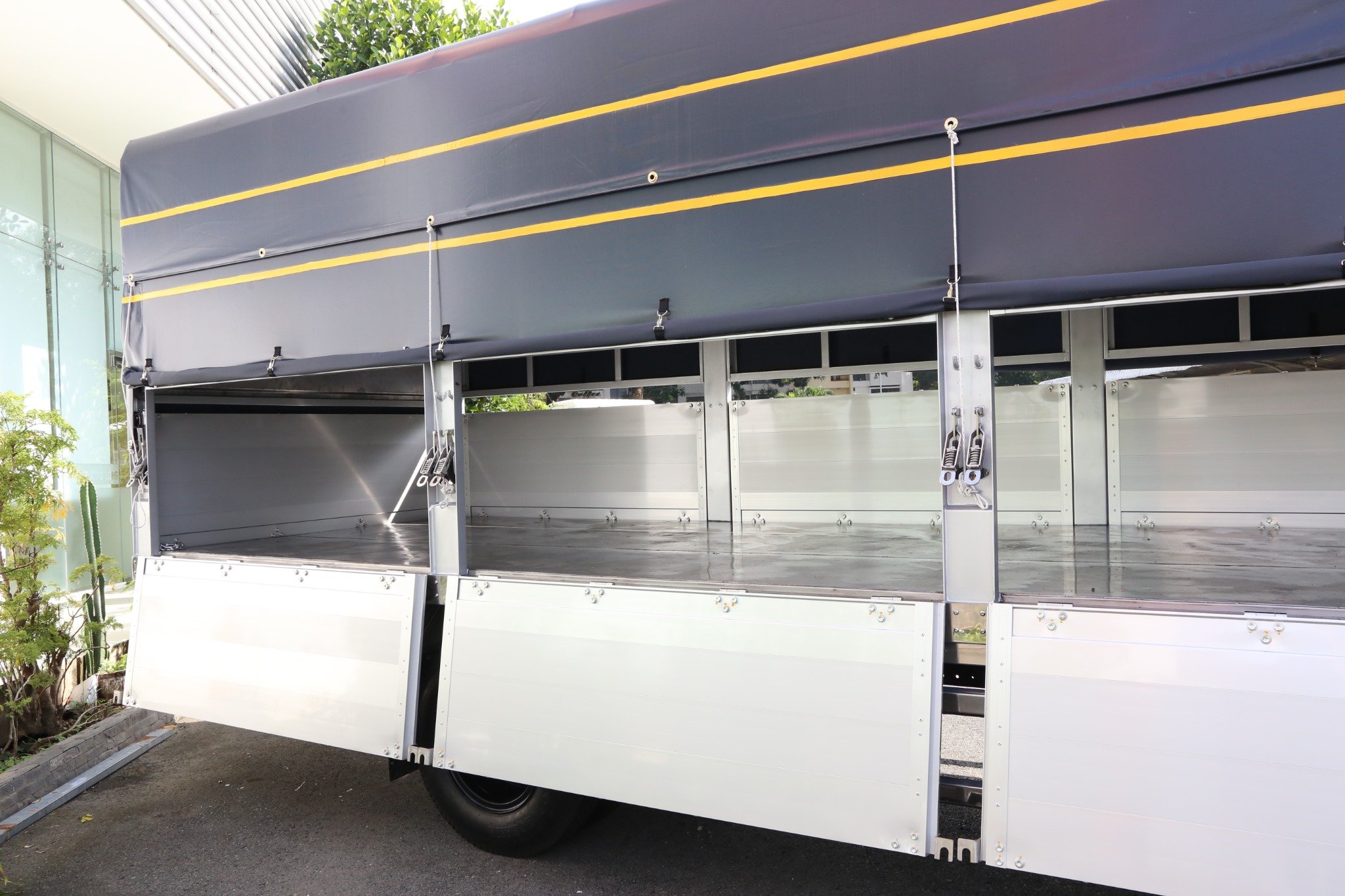 HINO EURO 5 - Xe tải 4t7 thùng mui bạt