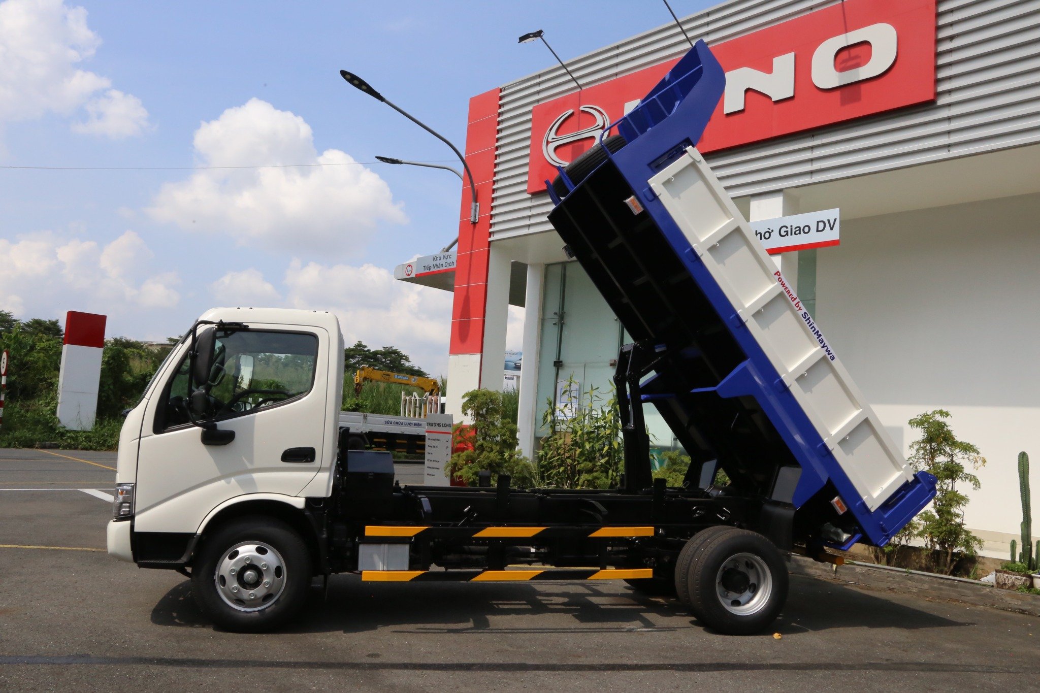HINO XZU 650L EURO 5 - Xe ben 3t5 thùng ben 2,9 khối