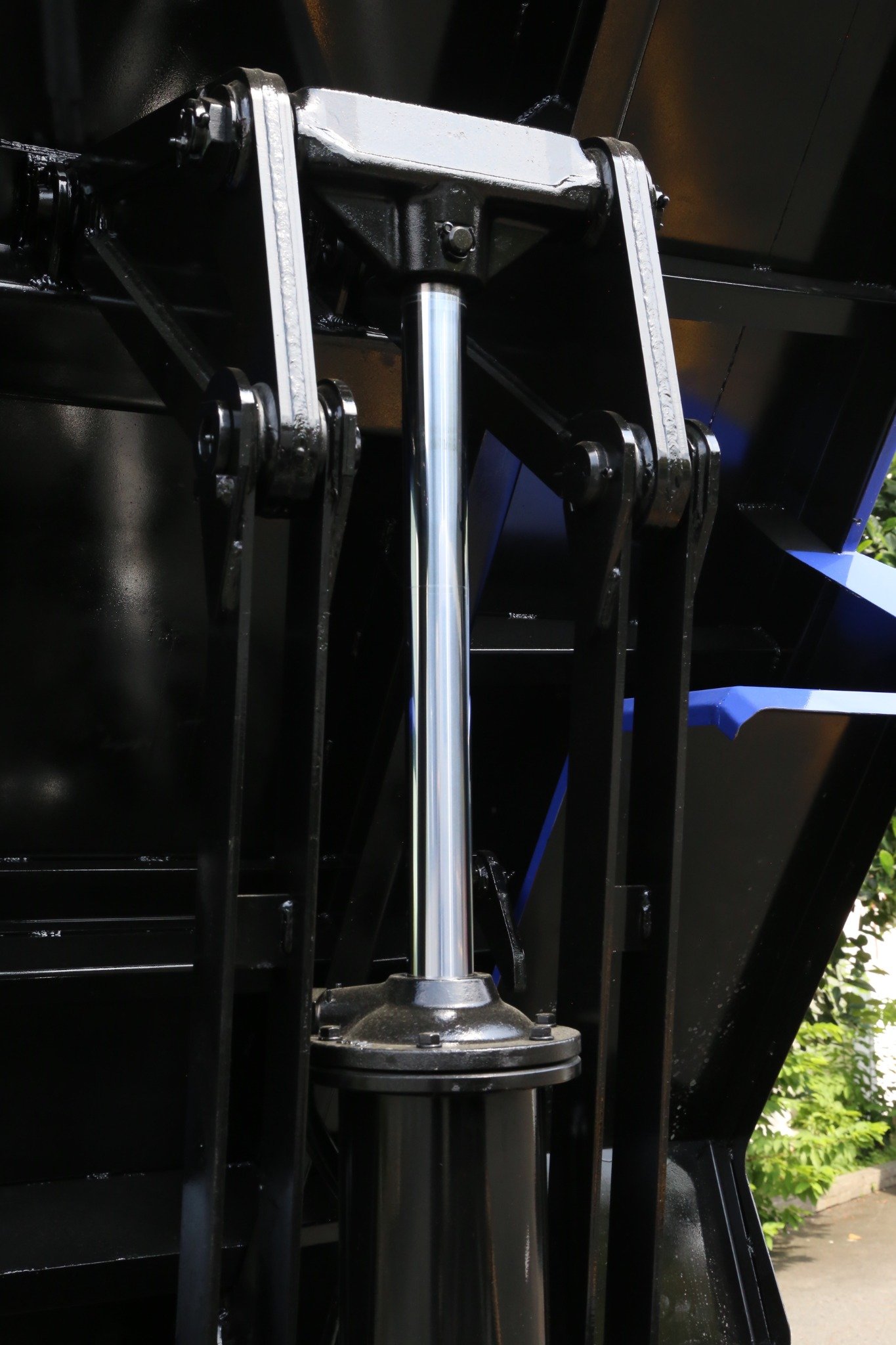 HINO XZU 650L EURO 5 - Xe ben 3t5 thùng ben 2,9 khối