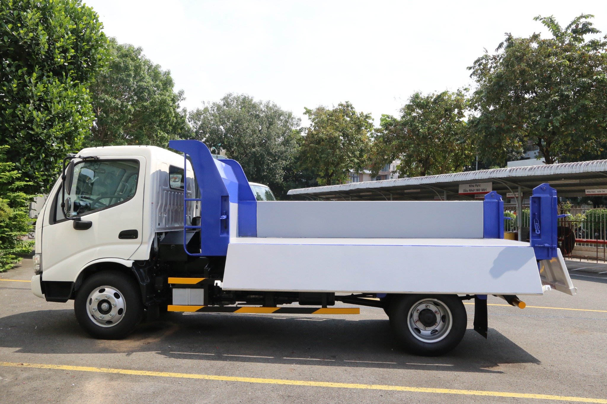 HINO XZU 650L EURO 5 - Xe ben 3t5 thùng ben 2,9 khối