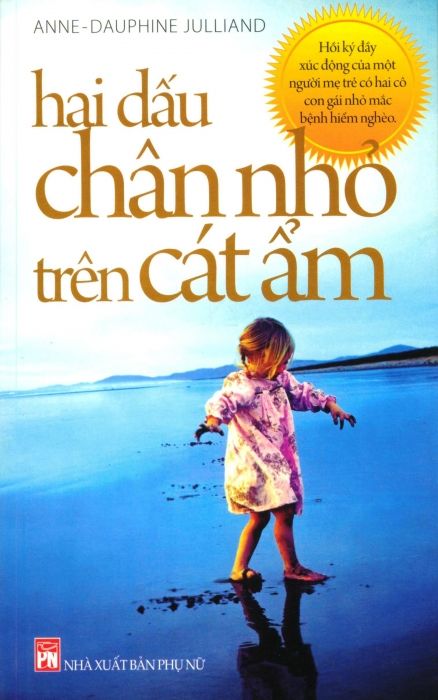  Hai Dấu Chân Nhỏ Trên Cát Ẩm 