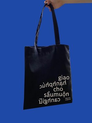  Túi vải mẫu 04 - Giao hạnh phúc cho sầu muộn canh giữ, màu đen 