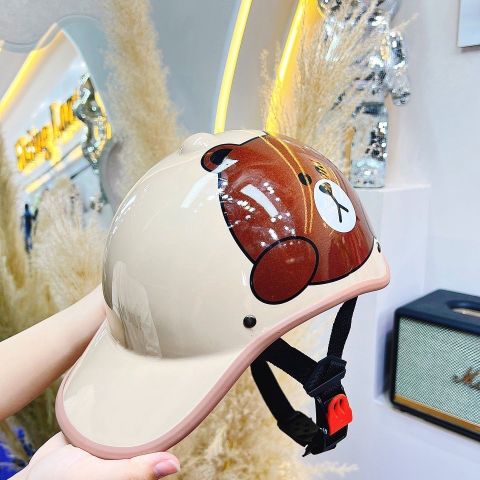 Mũ Bảo Hiểm Lưỡi Trai Hình Gấu Cute Có Khoét Lỗ Buột Tóc Tiện Lợi.