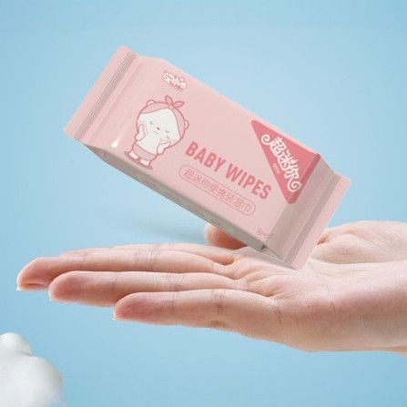 Bịch 8 Gói Khăn Giấy Ướt Mini Bỏ Túi Tiện Dụng Bằng Vải Không Dệt Cao Cấp (64 khăn)