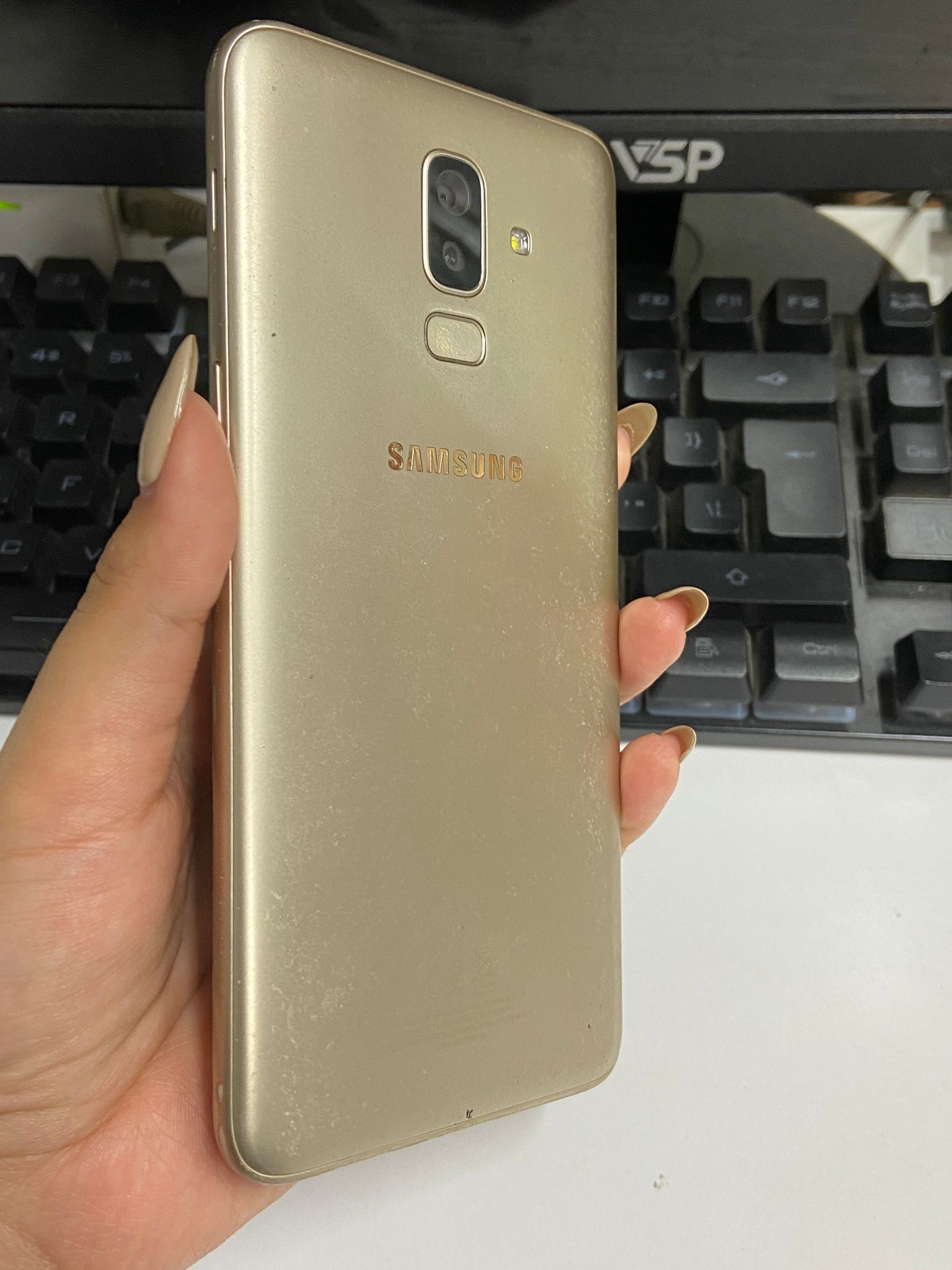  Samsung J8 