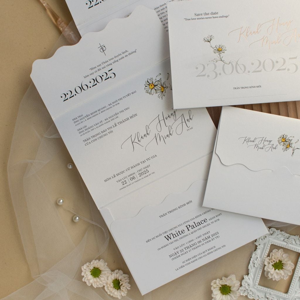 Thiệp Cưới Công Giáo Hoa Cúc Tinh Khôi Bản Giao Hưởng Của Sự Tối Giản - TILA-D003