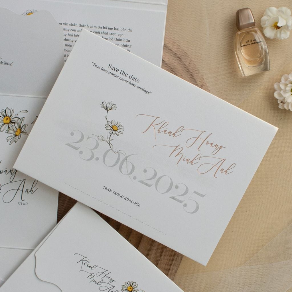 Thiệp Cưới Công Giáo Hoa Cúc Tinh Khôi Bản Giao Hưởng Của Sự Tối Giản - TILA-D003