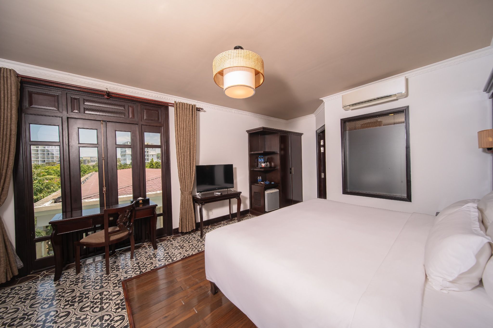 Phòng Deluxe Balcony (Garden View) – OneTouch Travel
