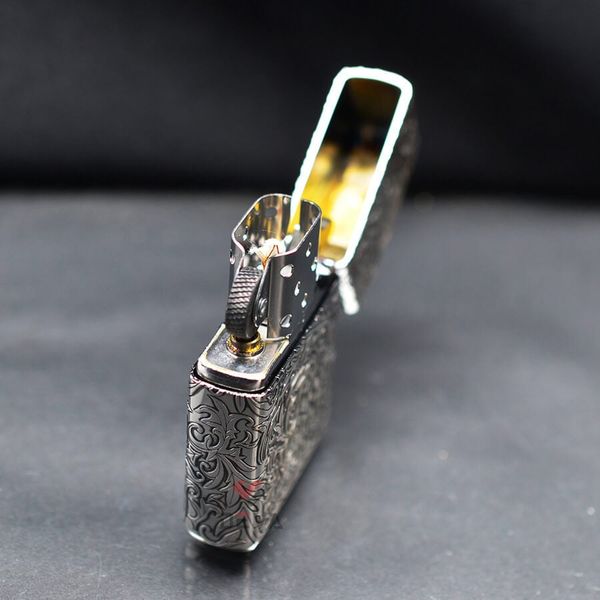 Zippo Armor Khắc Nổi Hoa Văng Trắng Cổ Điển Bản Giới Hạn ZN56