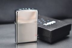 Zippo Bạc Bóng Dập Chìm Biều Tượng Zippo Crown Stamp Z07