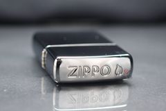 Zippo Bạc Bóng Dập Chìm Biều Tượng Zippo Crown Stamp Z07