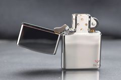 Zippo Bạc Bóng Dập Chìm Biều Tượng Zippo Crown Stamp Z07