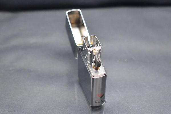 Zippo Bạc Bóng Dập Chìm Biều Tượng Zippo Crown Stamp Z07