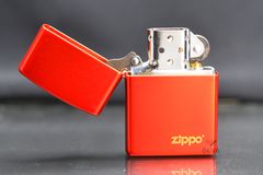 Zippo Mỹ chính hãng sơn tĩnh điện màu đỏ Anodized Red ZT16