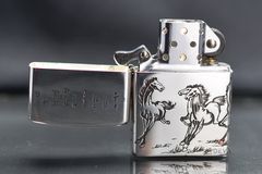 Bật lửa Zorro Bạc Khối Khắc Hình Đàn Ngựa Mã Đáo Thành Công ZBK02