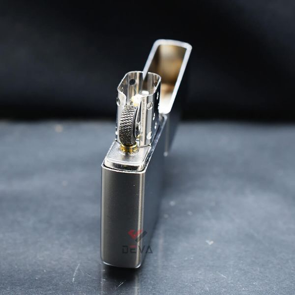 Zippo Mạ Satin Khắc Ngọn Lửa Zippo Và Logo ZK17