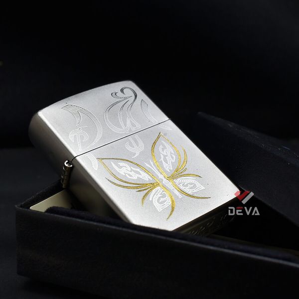 Zippo Satin Khắc Hình Con Bướm Cách Điệu Mạ Vàng Z62