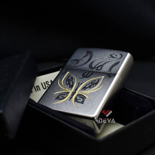 Zippo Satin Khắc Hình Con Bướm Cách Điệu Mạ Vàng Z62