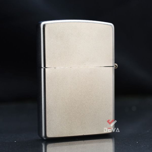 Zippo Satin Khắc Hình Con Bướm Cách Điệu Mạ Vàng Z62