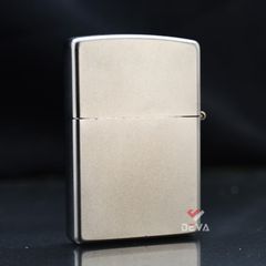 Zippo Satin Khắc Hình Con Bướm Cách Điệu Mạ Vàng Z62