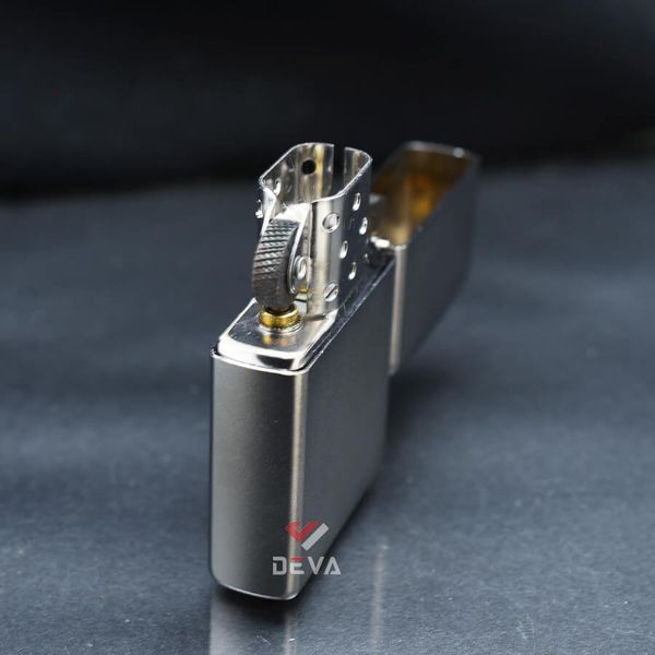 Zippo Satin Khắc Hình Con Bướm Cách Điệu Mạ Vàng Z62