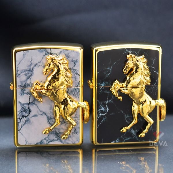 Zippo Ốp Cẩm Thạch Đen Ngựa Nổi Mạ Vàng ZN115