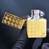Zippo Tái Bản 1935 Mạ Vàng Hoa Văn Đan Sợi Carbon ZN152