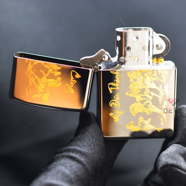 Zippo Sơn Khắc Chủ Đề Mã Đáo Thành Công Mạ Vàng ZK98