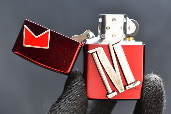 Zippo Sơn Đỏ Ốp Nổi Thương Hiệu Marlboro ZN361