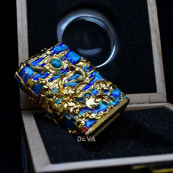 Zippo Ốp Nổi Cá Chép Đầm Sen Mạ Vàng Đính Lam Ngọc ZN90