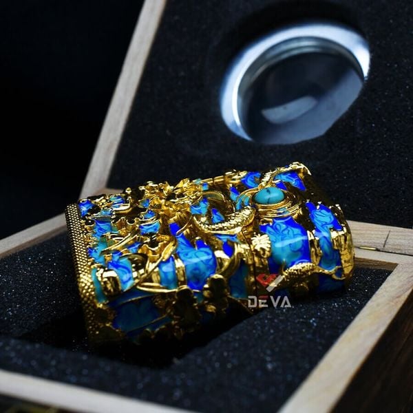 Zippo Ốp Nổi Cá Chép Đầm Sen Mạ Vàng Đính Lam Ngọc ZN90