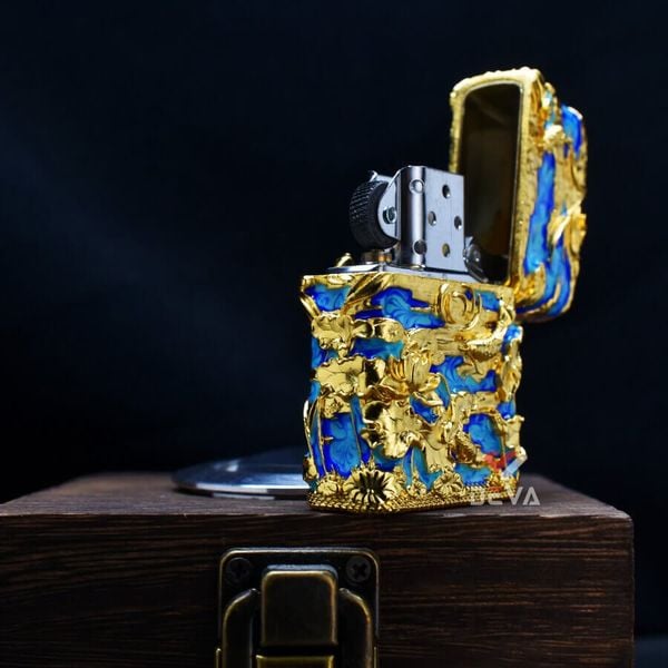 Zippo Ốp Nổi Cá Chép Đầm Sen Mạ Vàng Đính Lam Ngọc ZN90