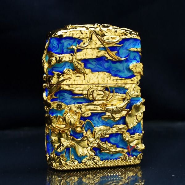 Zippo Ốp Nổi Cá Chép Đầm Sen Mạ Vàng Đính Lam Ngọc ZN90