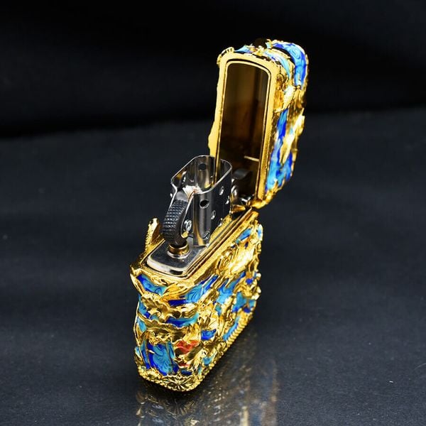 Zippo Ốp Nổi Cá Chép Đầm Sen Mạ Vàng Đính Lam Ngọc ZN90