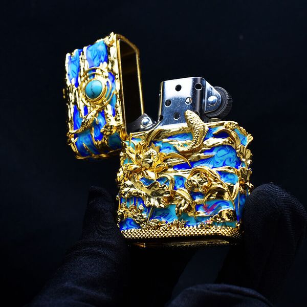 Zippo Ốp Nổi Cá Chép Đầm Sen Mạ Vàng Đính Lam Ngọc ZN90