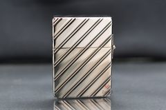 Zippo Tái Bản 1935 Mạ Bạch Kim Kẻ Chéo Platinum Plate ZN389
